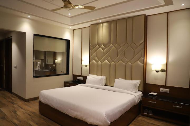 Hotel West End View A Unit Of Hotel Sc Residency Zirakpur Номер фото